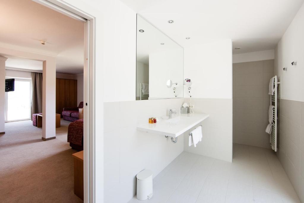 Hotel Maria Theresia Adults-Only Lagundo Exterior photo