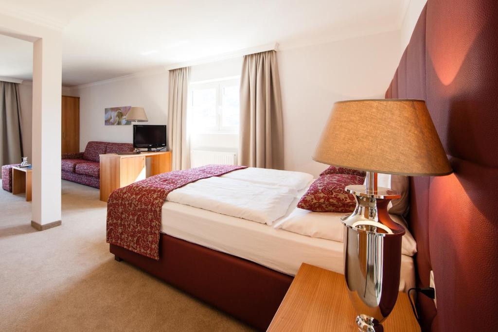 Hotel Maria Theresia Adults-Only Lagundo Room photo