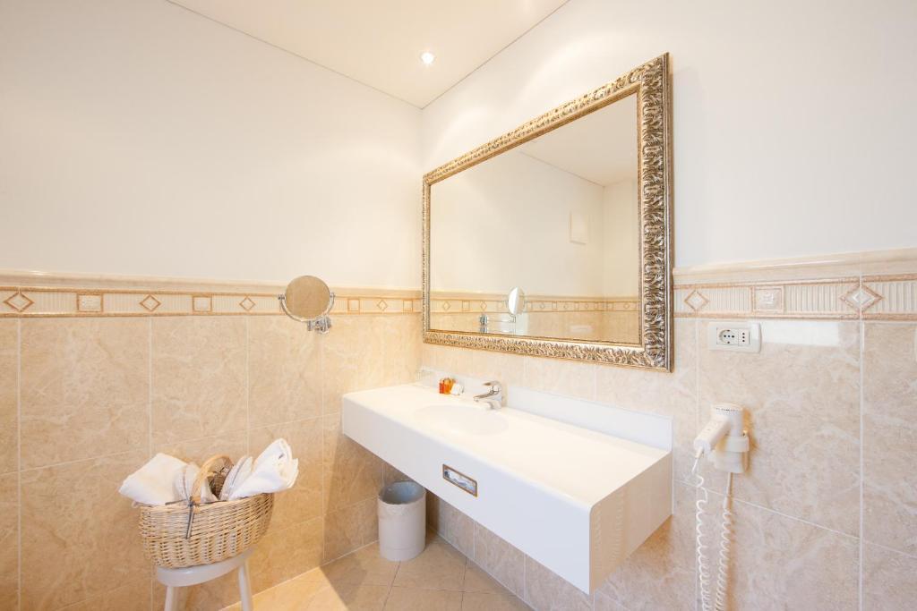 Hotel Maria Theresia Adults-Only Lagundo Room photo